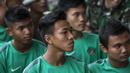 Para pemain Timnas Indonesia U-16, tampak fokus saat nobar Timnas U-19 melawan Brunei Stadion Atang Sutresna, Jakarta Timur, Selasa (12/9/2017). Nobar dilakukan sebelum acara pelepasan Timnas U-16. (Bola.com/Vitalis Yogi Trisna)