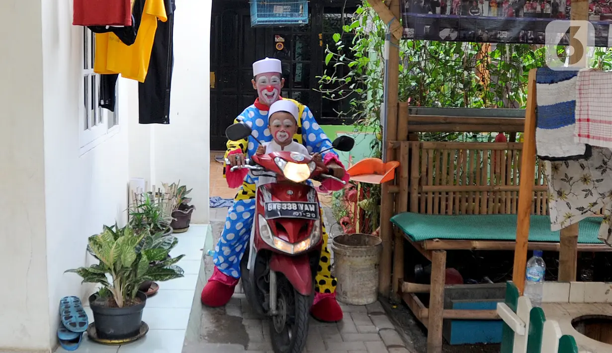 Terkadang Yahya membonceng anaknya yang berusia 4,5 tahun – dengan dihiasi ala badut berangkat pergi mengajar. Tegur sapa serta lambaian tangan kerap dijumpai sepanjang jalan yang ia lewati. Polos dengan tampang lucu yang mengalir tanpa dibuat buat. (merdeka.com/Arie Basuki)