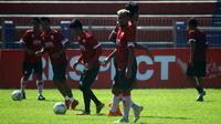 Ugik Sugiyanto dkk. saat latihan Persis. (Bola.com/Gatot Susetyo)