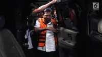 Ketua DPR Setya Novanto naik mobil tahanan usai menjalani pemeriksaan di gedung KPK, Jakarta, Kamis (23/11). Setnov diperiksa untuk dua kasus berbeda, kasus dugaan korupsi pengadaan e-KTP dan kecelakaan yang dialaminya. (Liputan6.com/Helmi Fithriansyah)