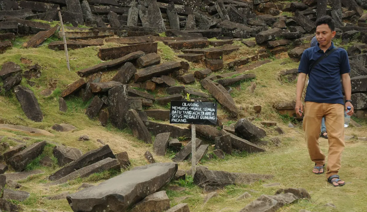 <p>Sebuah batu menyerupai alat musik khas Jawa Barat, Kacapi, bisa ditemui di teras pertama situs megalitikum Gunung Padang di Kampung Cimanggu, Cianjur, Jawa Barat, (20/9/2014). (Liputan6.com/Helmi Fithriansyah)</p>