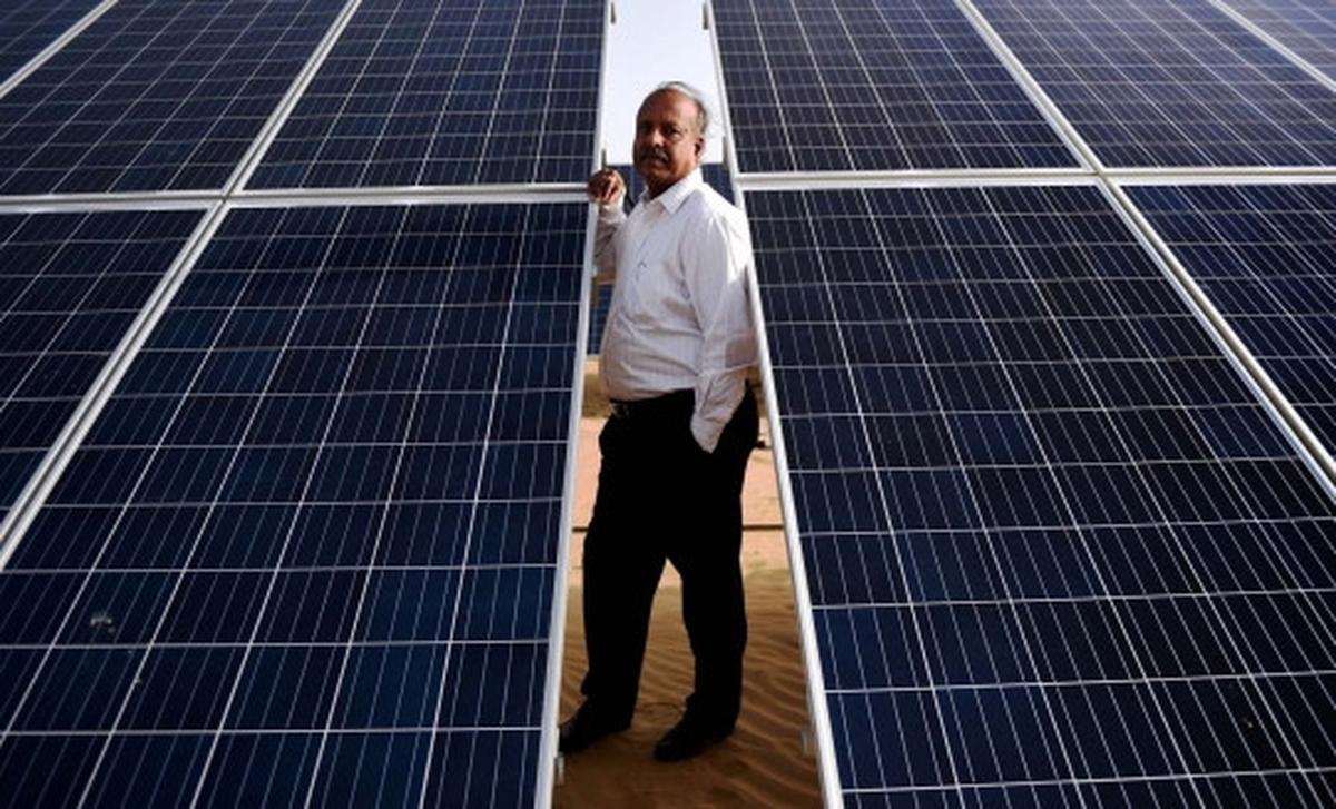 Melihat pembangunan pusat pembangkit tenaga surya India