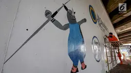 Petugas PPSU Kelurahan Bintaro menggambar mural cabang olahraga dayung  Asian Games 2018 di kolong Jembatan Layang Tol Bintaro, Jakarta, Senin (13/8). Mural tersebut untuk sosialisasi dan mendukung perhelatan Asian Games. (Liputan6.com/Fery Pradolo)