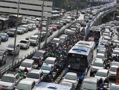 Kendaraan terjebak macet di Jalan Gatot Soebroto dan tol dalam kota, Jakarta, Jumat (16/11). Menteri PPN/Kepala Bappenas Bambang Brodjonegoro menyatakan kemacetan di Jakarta mengakibatkan kerugian sekitar Rp 67,5 triliun. (Liputan6.com/Immanuel Antonius)