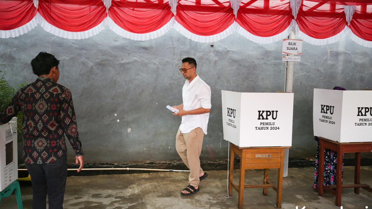 Raffi Masukan Surat Suara di Dalam Kotak Suara