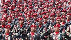 Prajurit TNI berbaris saat melakukan gladi resik HUT TNI ke-72 di Cilegon, Banten, Selasa (3/10). Gladi resik tersebut untuk memperingati HUT TNI ke-72 yang dilaksanakan tanggal 5 Oktober. (Liputan6.com/Angga Yuniar)