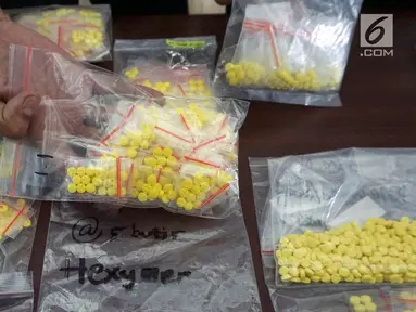 Barang bukti dalam rilis kasus peredaran obat tanpa izin di Polda Metro Jaya, Jakarta, Kamis (7/2). Subdit I Indag Dit Reskrimsus Polda Metro Jaya membekuk tujuh tersangka terkait kasus ini. (Liputan6.com/Herman Zakharia)