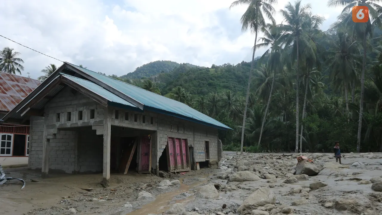 Kondisi rumah warga yang tertimbun lumpur dan batu di Desa Poi, Sigi