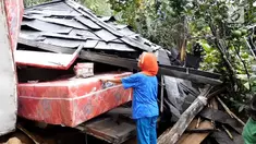 Empat orang tewas tertimbun, setelah rumah yang sedang digunakan menggelar hajatan, tertimpa tebing yang tiba-tiba longsor