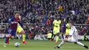 Penyerang Barcelona, Antoine Griezmann, berusaha melewati kiper Getafe, David Soria, pada laga La Liga di Stadion Camp Nou, Sabtu (15/2/2020). Barcelona menang 2-1 atas Getafe. (AP/G.Garin)