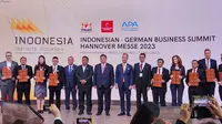 PLN Icon Plus dan ABB menandatangani Nota Kesepahaman terkait kerja sama pengembangan layanan dan infrastruktur pengisian daya kendaraan listrik di Indonesia. (Dok PLN)