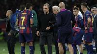 Pelatih Barcelona, Hansi Flick, berbicara kepada Ferran Torres saat laga Liga Champions melawan Paris Saint-Germain (PSG) di Estadi Olimpic Lluis Companys, Barcelona, Kamis (2/10/2025) dini hari WIB. (Lluis Gene/AFP) 
AFP