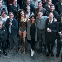 Gal Gadot dan kru film Wonder Woman. (Comicbook.com / Twitter)