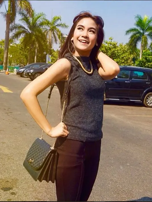 Gedung yang telah berdiri sejak 1998 ini dikenal sangat angker dan kental dengan nuansa mistis, difilm tersebut Anisa Rahma berperan sebagai Tasya. (Via Instagram/@anisarahma_12)