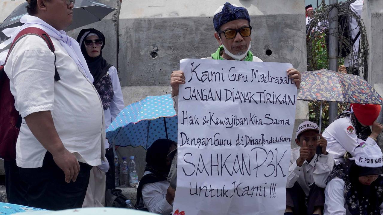 FOTO: Demo Guru Madrasah SwastaTuntut Diangkat Jadi PPPK