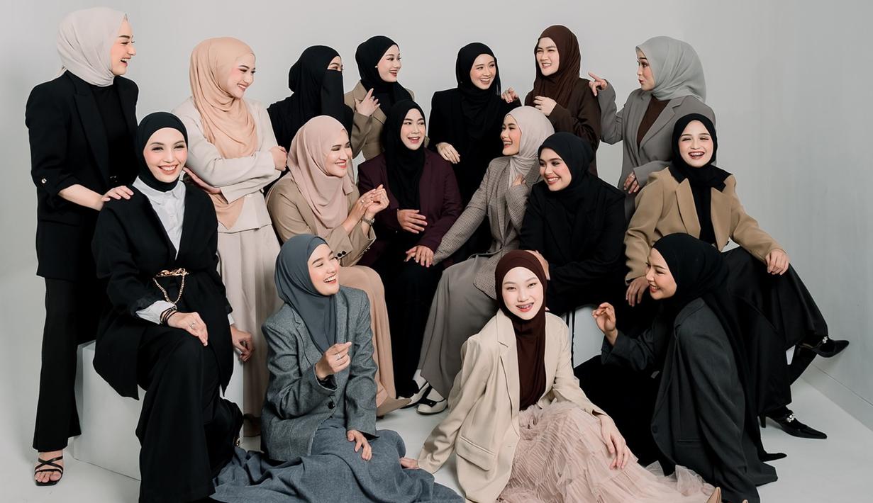 Pemotretan ini dijalani Geng Butterfly di Studio Transisi daerah Bogor. Pancarkan pesona, anggota Butterfly ramai dipuji netizen. Rata-rata usianya adalah 20-an tahun, tak heran jika masih sering disebut bak ABG. Pose candid sambil tertawa, kebersamaan Geng Butterfly ini terasa kehangatannya. Gaya hijabnya beragam, penampilan Geng Butterfly ini pun bisa menjadi inspirasi. (Liputan6.com/IG/@asrikasura)