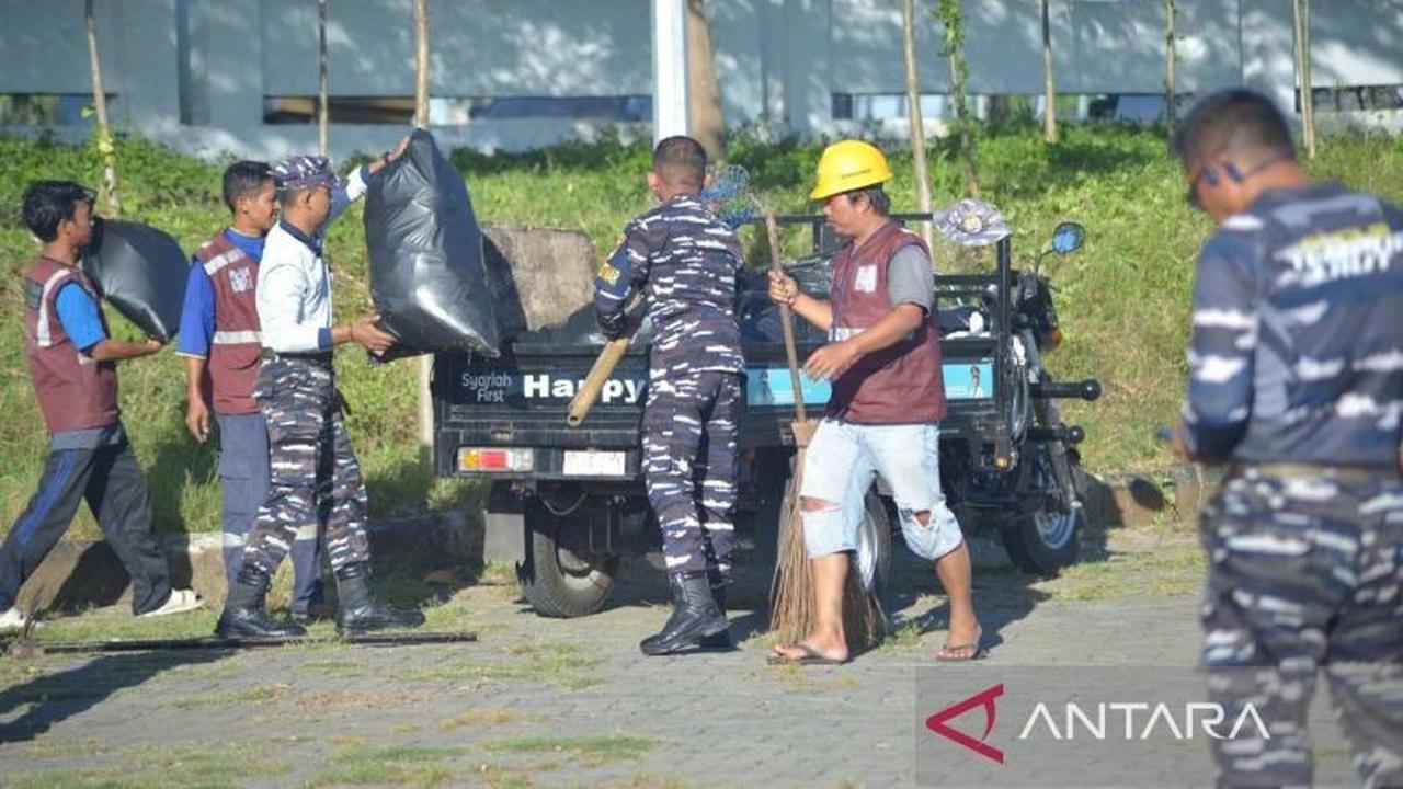 TNI AL Gelar Operasi Trisila-26: Bersih Pantai dan Bakti Sosial di Monumen MNEK Makassar