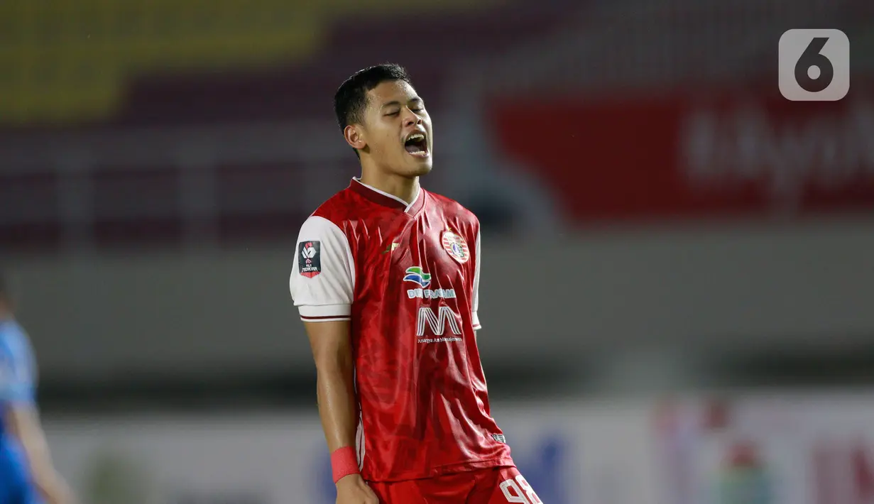 Pemain Persija Jakarta, Taufik Hidayat tampak kecewa usai gagal mencetak gol ke gawang Persib Bandung pada  laga final Piala Menpora 2021 di Stadion Maguwoharjo, Sleman, Minggu (25/4/2021). Persija sebelumnya juga menang 2-0 pada leg pertama. (Bola.com/M Iqbal Ichsan)