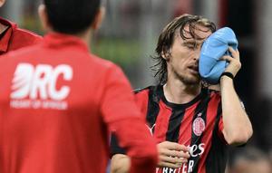 Gelandang Kroasia AC Milan #14 Luka Modric meninggalkan lapangan setelah cedera selama pertandingan Serie A Italia antara AC Milan dan Juventus FC di stadion San Siro di Milan, Italia utara, pada 27 April 2026. (Stefano RELLANDINI/AFP)