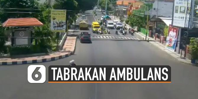 VIDEO: Detik-Detik Tabrakan Ambulans dan Motor di Persimpangan Lampu Merah