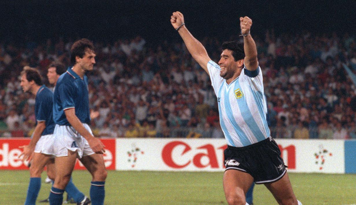 Penyerang Argentina, Diego Maradona, merayakan gol yang dicetak oleh Claudio Caniggia ke gawang Italia pada laga semifinal Piala Dunia di Naples, Italia (3/7/1990). (AFP/Daniel Garcia)