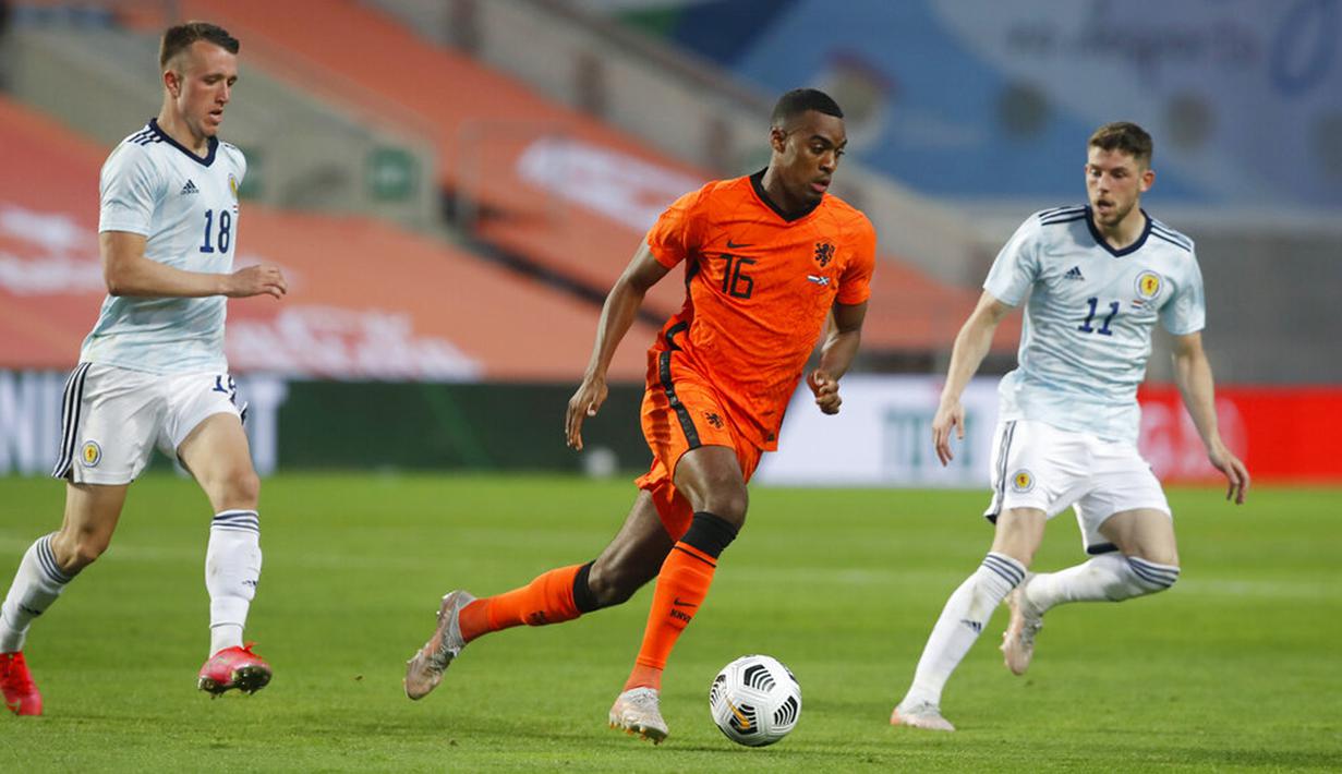 Pemain Belanda Ryan Gravenberch (tengah) berlari dengan bola pada pertandingan persahabatan melawan Skotlandia di Stadion Algarve, luar Faro, Portugal, Rabu (2/6/2021). Pertandingan berakhir imbang 2-2. (AP Photo/Miguel Morenatti)