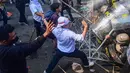 Massa yang menolak eksekusi lahan Hotel Sultan terlibat bentrok dengan petugas pengamanan gabungan di kawasan Gelora Bung Karno (GBK), Jakarta, Kamis (18/6/2026). (merdeka.com/Arie Basuki)