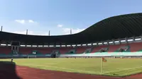 Suasana Stadion Pakansari, Cibinong H-2 jelang bergulirnya BRI Liga 1 2021/2022. Beberapa pekerjaan sedang merapikan rumput dan garis lapangan. (Bola.com/Nandang Permana)