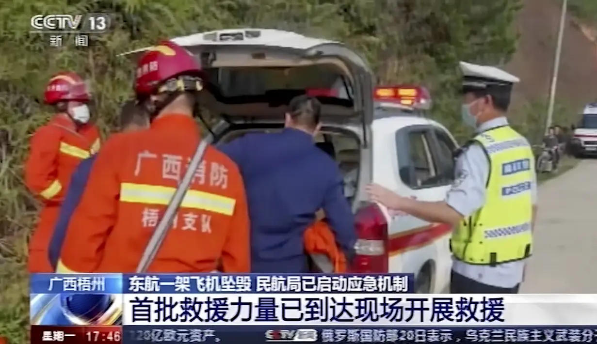 Personel darurat bersiap melakukan perjalanan menuju lokasi kecelakaan pesawat di dekat Wuzhou di Daerah Otonomi Guangxi, Senin (21/3/2022). Pesawat China Eastern Boeing 737 yang bertolak dari Kunming di Provinsi Yunnan menuju Guangzhou jatuh pada Senin sore di selatan China. (CCTV via AP)