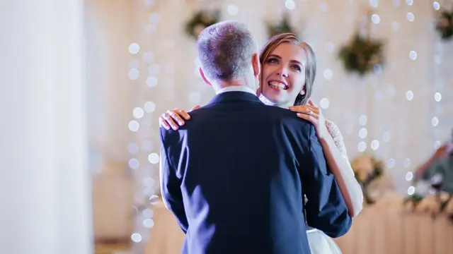 ayah dan anak perempuan di pernikahan