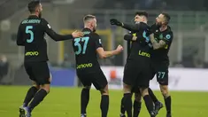 Bek Inter Milan, Alessandro Bastoni (kedua kanan) dipeluk rekan setimnya usai mencetak gol ke gawang Lazio pada pertandingan lanjutan Liga Serie A Italia di Stadion San Siro, di Milan, Italia, Senin (10/1/2022). Inter Milan menang tipis atas Lazio 2-1. (AP Photo/Antonio Calani)