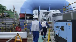 Di pembangkit nuklir Fukushima Daiichi Jepang yang hancur akibat tsunami, pipa biru raksasa telah dibangun untuk mengalirkan air laut untuk mengencerkan air radioaktif yang telah diolah di bawah rencana untuk membuangnya secara bertahap ke Samudera Pasifik. (AP Photo/Hiro Komae)