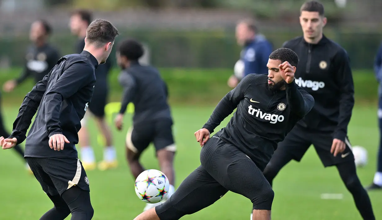 Pemain Chelsea Ruben Loftus-Cheek (kanan) menjalani latihan di Cobham, Stoke D'Abernon, Inggris, 1 November 2022. Chelsea akan menghadapi Dinamo Zagreb pada pertandingan sepak bola Grup E Liga Champions. (Glyn KIRK/AFP)