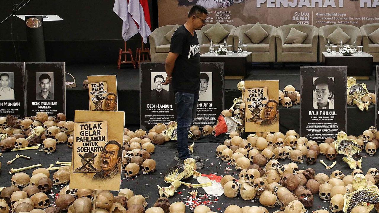 FOTO: 27 Tahun Reformasi, Aktivis Gelar Refleksi Reformasi 1998 dengan Instalasi Seni