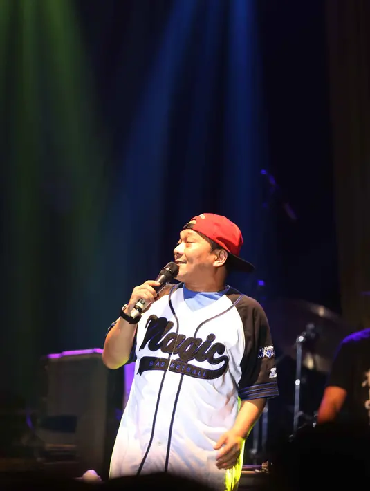 Acara musik yang dihelat di Istora Senayan, Jakarta pada hari Sabtu, 7 November 2015 tersebut mampu membuat malam minggu para penonton menjadi indah dengan adanya penampilan dari Iwa K. (Nurwahyunan/Bintang.com)