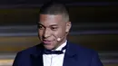 Striker Paris Saint-Germain, Kylian Mbappe menerima penghargaan Trophee Kopa pada seremoni Ballon d'Or 2018 di Grand Palais, Senin (3/12). Mbappe menjadi pemain pertama dalam sejarah yang memenangi penghargaan Trophee Kopa. (AP/Christophe Ena)