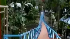 Belasan orang mengalami luka-luka akibat berhimpitan saat jembatan ambruk, hingga hujan deras picu meluapnya Sungai Jombar di Semarang.