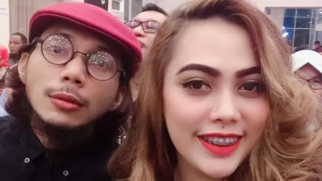 Jarang Terekspos, Ini 6 Potret Mesra Norman Kamaru Bersama Istri Kedua