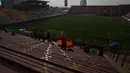 Penggemar klub Union Española menunggu dimulainya pertandingan di stadion Santa Laura, di Santiago, Chile, Sabtu (14/8/2021). Setelah lebih dari satu tahun lockdown, penggemar diizinkan kembali ke stadion pada akhir pekan ini di tengah protokol kesehatan dan jarak sosial ketat. (AP/Esteban Felix)