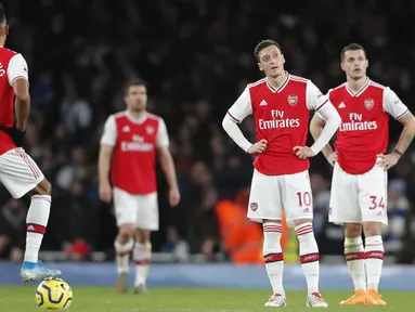 Ekspresi pemain Arsenal setelah striker Brighton & Hove Albion, Neal Maupay mencetak gol kedua timnya pada pertandingan lanjutan Liga Inggris di Stadion Emirates, London (5/12/2019). Arsenal takluk dengan skor tipis 2-1 atas Brighton. (AP Photo/Frank Augstein)