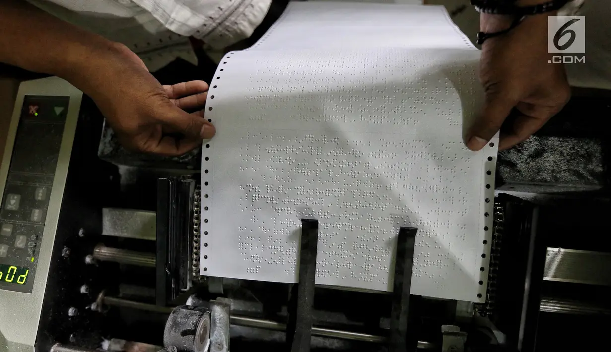 Pekerja menyelesaikan percetakan Al Quran Braille di Yayasan Raudlatul Makfufin, Tangerang Selatan, Kamis (24/5). Al Quran ini memiliki tiga varian yakni dengan terjemahan Bahasa Indonesia, Bahasa Inggris dan tanpa terjemahan. (Liputan6.com/Fery Pradolo)
