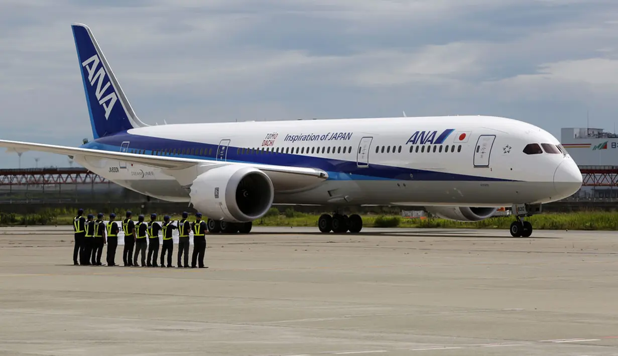 Pesawat Boeing 787-9 Dreamliner milik All Nippon Airways (ANA) bersiap melakukan penerbangan perdana di Bandara Haneda, Tokyo, Jepang, (4/8/2014). (REUTERS/Yuya Shino)