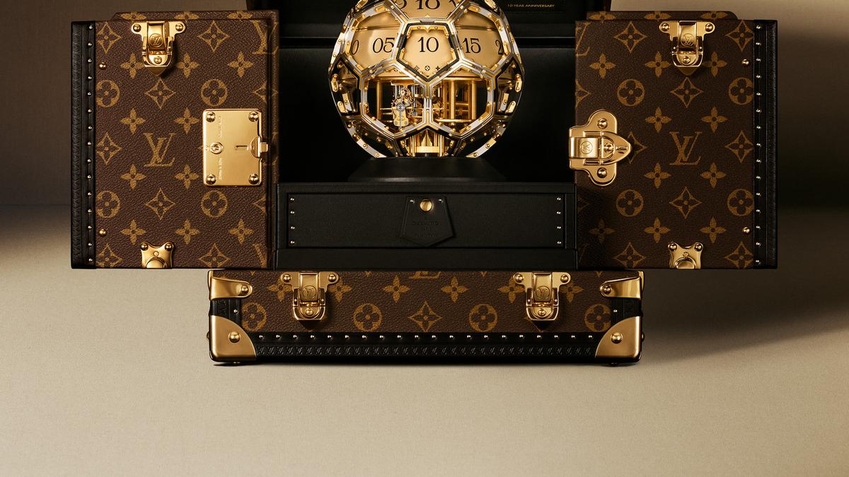 Dihiasi 260 Berlian, Louis Vuitton Rilis Jam Unik Bentuk Bola Emas Satu-satunya di Dunia