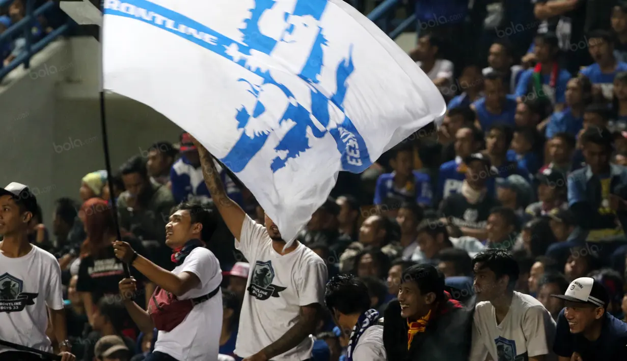 Aksi Bobotoh saat mendukung timnya melawan Mitra Kukar pada laga Torabika SC 2016 di Stadion Gelora Bandung Lautan Api, Sabtu (18/6/2016). Persib Menang 2-1. (Bola.com/Nicklas Hanoatubun)