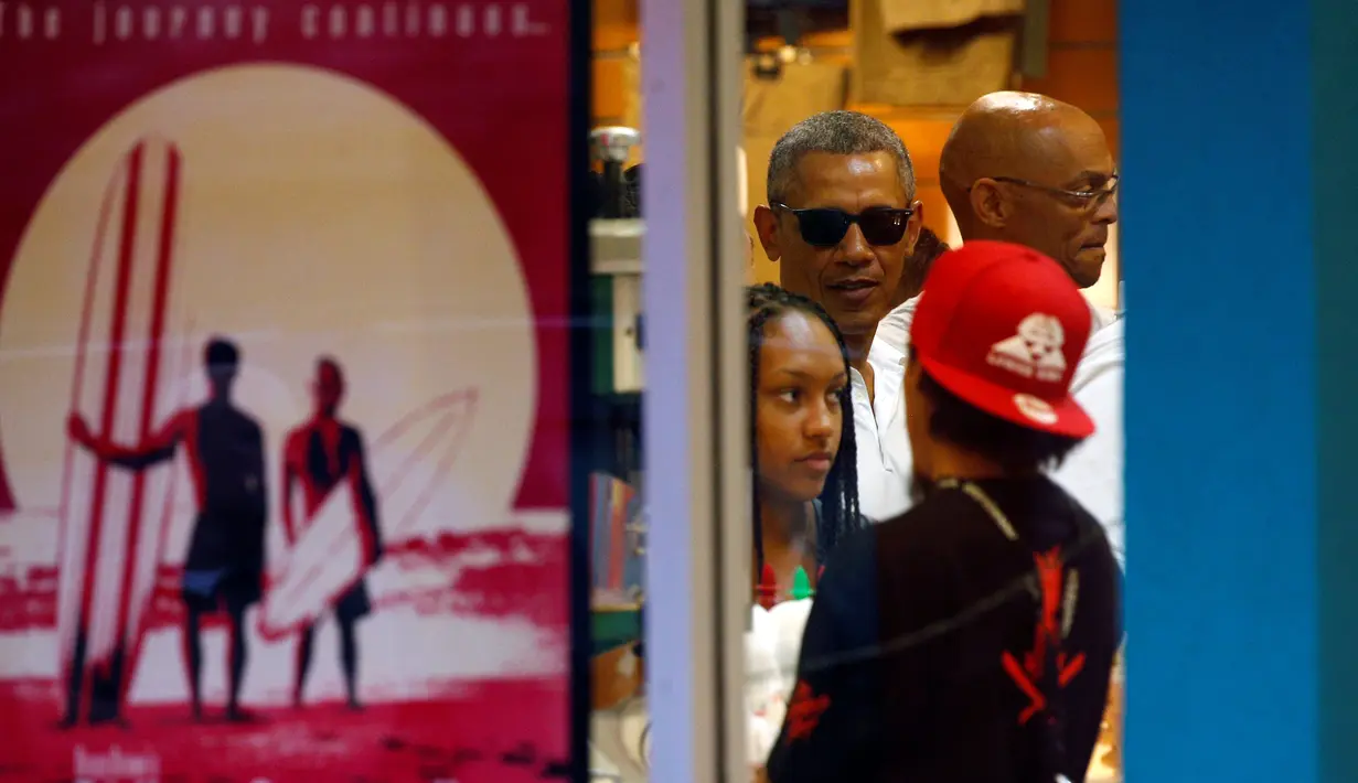 Presiden AS, Barack Obama mengantre untuk membeli es serut saat berlibur di Kailua, Hawaii, AS, (24/12). Obama dan keluarganya akan berlibur selama 17 hari hingga awal Januari 2017. (REUTERS/Kevin Lamarque)