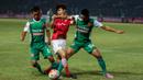 Gelandang Persija, Soon Hak Hong, berusaha melewati apitan pemain PS TNI pada laga Torabika Soccer Championship 2016 di SUGBK, Jakarta, Jumat (11/6/2016). Persija berhasil menang 1-0 atas PS TNI. (Bola.com/Vitalis Yogi Trisna)
