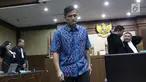Terdakwa dugaan suap PT Krakatau Steel, Kurniawan Eddy Tjokro meninggalkan ruang sidang usai pembacaan vonis di Pengadilan Tipikor, Jakarta, Kamis (15/8/2019). Direktur PT Tjokro Bersaudara tersebut divonis 1 tahun 3 bulan penjara dan denda sebesar Rp 100 juta. (Liputan6.com/Helmi Fithriansyah)