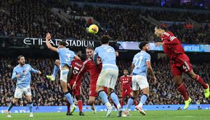 Pemain Liverpool, Virgil van Dijk, melepaskan tandukan kepala ke gawang Manchester City pada lanjutan Liga Inggris di Etihad Stadium, Minggu (09/11/2025) malam WIB. (AFP/Darren Staples)