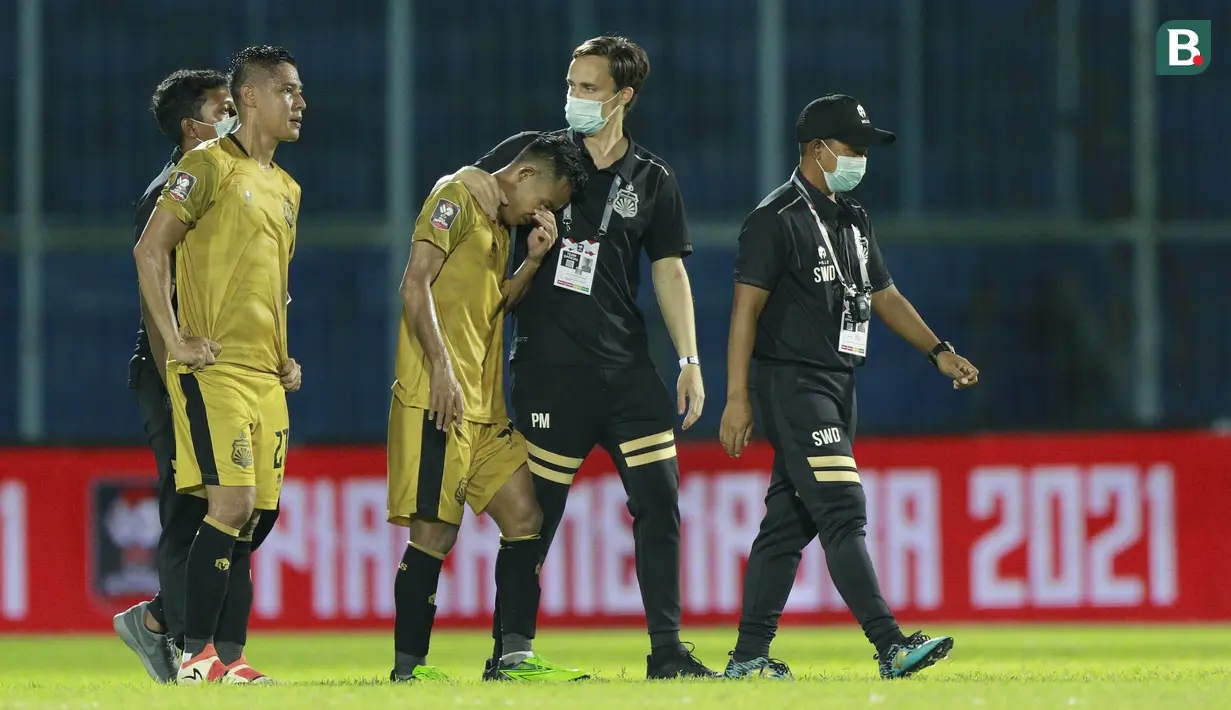 Pemain Bhayangkara Solo FC, Indra Kahfi (kiri) dan Sani Rizky Fauzi tampak kecewa usai ditaklukkan Persija Jakarta pada laga Piala Menpora 2021 di Stadion Kanjuruhan, Malang, Rabu (31/3/2021). Persija Menang dengan skor 2-1. (Bola.com/M Iqbal Ichsan)