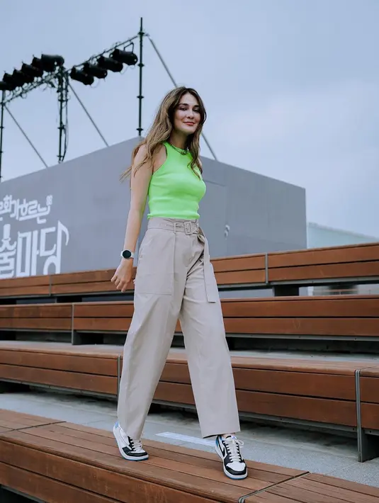 Tank top dan tailored pants jadi formula gadis fashion untuk tampil trendi tanpa banyak usaha. Pilih tank top model halter berwarna neon untuk mencuri atensi seperti Luna Maya. (Foto: Instagram @lunamaya)